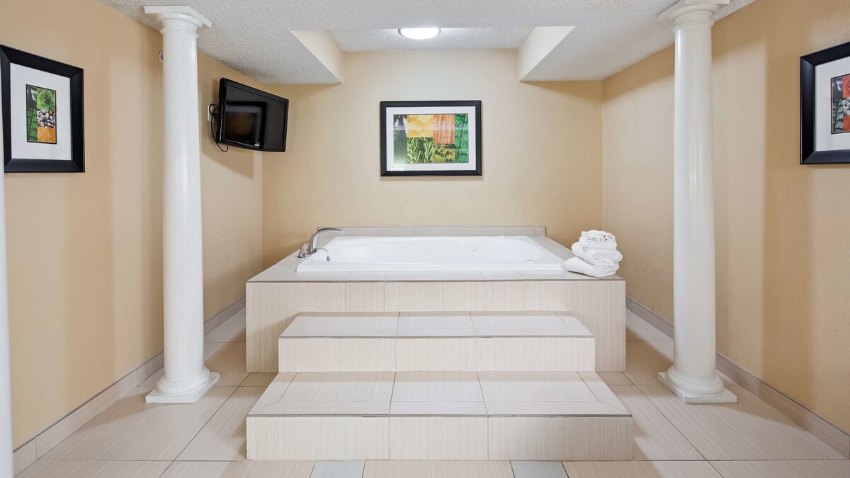 Hotels with Jacuzzi in Room in Kalamazoo